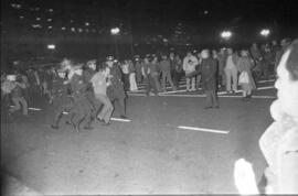 Fotografía de represión policial en la manifestación por la guerra de Malvinas