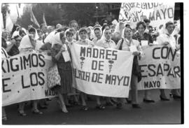Fotografía de marcha de Madres de Plaza de Mayo