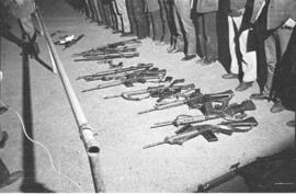 Fotografía de la entrega de las armas en el aeropuerto de Trelew