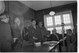 Fotografía de la asunción de Mario Benjamín Menéndez como Gobernador