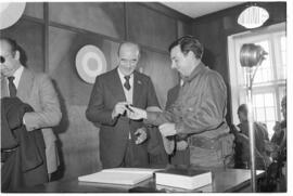Fotografía de la asunción de Mario Benjamín Menéndez como Gobernador