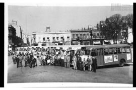 Fotografía de trabajadores del transporte para la reelección de Juan Domingo Perón