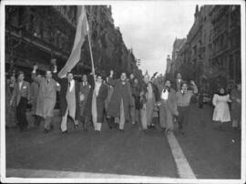 Fotografía de manifestación en apoyo al gobierno de Juan Domingo Perón en el marco del bombardeo ...