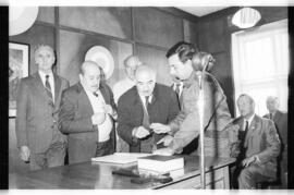 Fotografía de la asunción de Mario Benjamín Menéndez como Gobernador