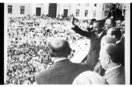 Fotografía de Jorge Rafael Videla en Casa de Gobierno saludando desde los balcones