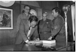Fotografía de la asunción de Mario Benjamín Menéndez como Gobernador