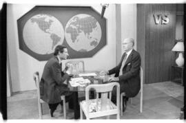 Fotografía de Mariano Grondona y Roberto Alemann en el programa de televisión Hora Clave