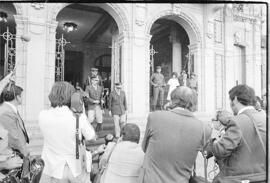 Fotografía del Presidente de facto Teniente General Jorge Rafael Videla frente a la Casa de Gobie...