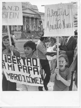 Fotografía de familiares de presos políticos y organismos de Derechos Humanos en la Plaza de los ...