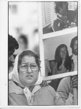 Fotografía de Hebe Pastor de Bonafini en una ronda de Madres de Plaza de Mayo