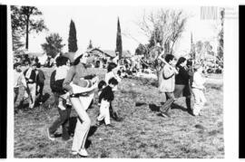 Fotografía de jóvenes en adhesión al acto por la llegada de Juan Domingo Perón a la Argentina
