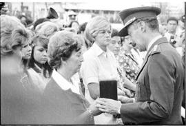 Fotografía de entrega de "Medallas de campaña" en acto conmemorativo del 164 de la Bata...