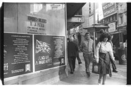 Fotografía de afiches referidos a la Guerra de Malvinas