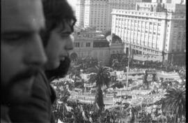 Fotografía de movilización a Plaza de Mayo por la asunción de Héctor Cámpora