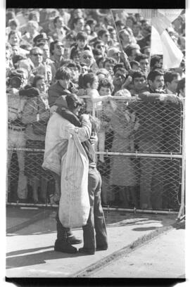 Fotografía de la llegada de prisioneros de las Islas Malvinas