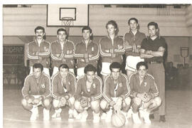 Fotografía de José Luis Suárez con su equipo de básquet