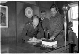 Fotografía de la asunción de Mario Benjamín Menéndez como Gobernador