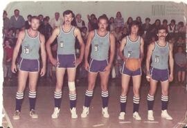 Fotografía de José Luis Suárez con su equipo de básquet
