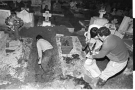 Fotografía de exhumación en el Cementerio de Ezpeleta