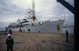Fotografía de buque inglés en el contexto de la Guerra de Malvinas