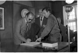 Fotografía de la asunción de Mario Benjamín Menéndez como Gobernador
