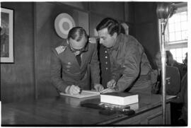 Fotografía de la asunción de Mario Benjamín Menéndez como Gobernador