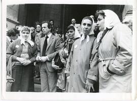 Fotografía de Luis Zamora junto a Abuelas de PLaza de Mayo