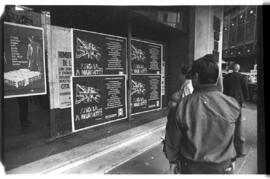 Fotografía de afiches en la vía pública referidos a la guerra de Malvinas. Ciudad Autónoma de Bue...