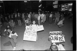 Fotografía de manifestación de repudio a la visita del Papa Juan Pablo II a la Argentina