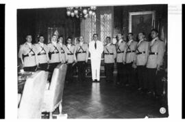 Fotografía de Juan Domingo Perón con policías