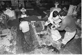 Fotografía de exhumación en el Cementerio de Ezpeleta