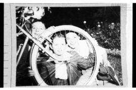 Fotografía de niños con bicicleta