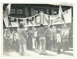 Fotografía de manifestación por la asunción a la presidencia de Héctor José Cámpora
