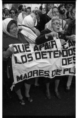 Fotografía de marcha de Madres de Plaza de Mayo