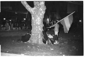 Fotografía de vigilia en Plaza de Mayo por la asunción de Héctor Cámpora