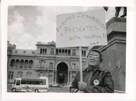 Fotografía de un docente durante una manifestación