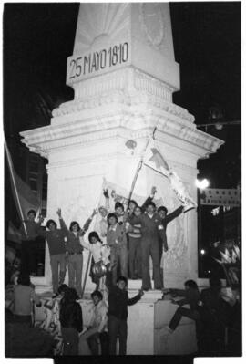 Fotografía de vigilia en Plaza de Mayo por la asunción de Héctor Cámpora