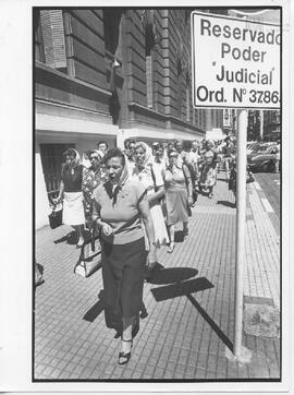 Fotografía de Madres de Plaza de Mayo en Tribunales