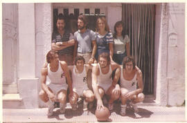 Fotografía de José Luis Suárez en San Cayetano junto a equipo de básquet y familia