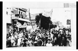Fotografía de manifestación en adhesión al regreso de Juan Domingo Perón a Argentina