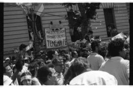Fotografía de manifestación por la Asunción de Raúl Alfonsín