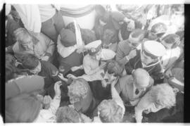 Fotografía de la llegada de prisioneros de las Islas Malvinas