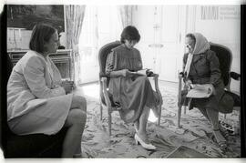 Fotografía de Madres de Plaza de Mayo con Danielle Mitterrand y Régis Debray