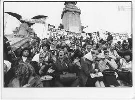 Fotografía de Familiares de Detenidos y Desaparecidos por Razones Políticas en el monumento de lo...