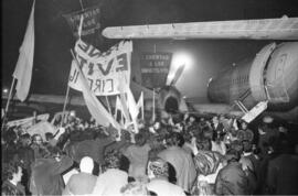 Fotografía de movilización a Ezeiza por el regreso de los presos políticos del penal de Rawson