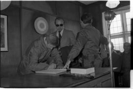 Fotografía de la asunción de Mario Benjamín Menéndez como Gobernador