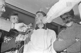 Fotografía de la conferencia en el aeropuerto de Trelew