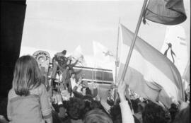 Fotografía de movilización a Ezeiza por el regreso de presos políticos liberados