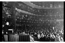 Fotografía de Eva Duarte de Perón en sesión del Movimiento Peronista Femenino