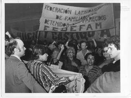 Fotografía de manifestación frente al ex Centro Clandestino de Detención Olimpo